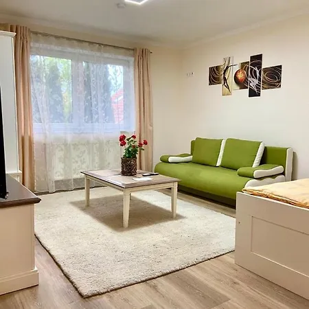 Im Erdgeschoss Apartment *